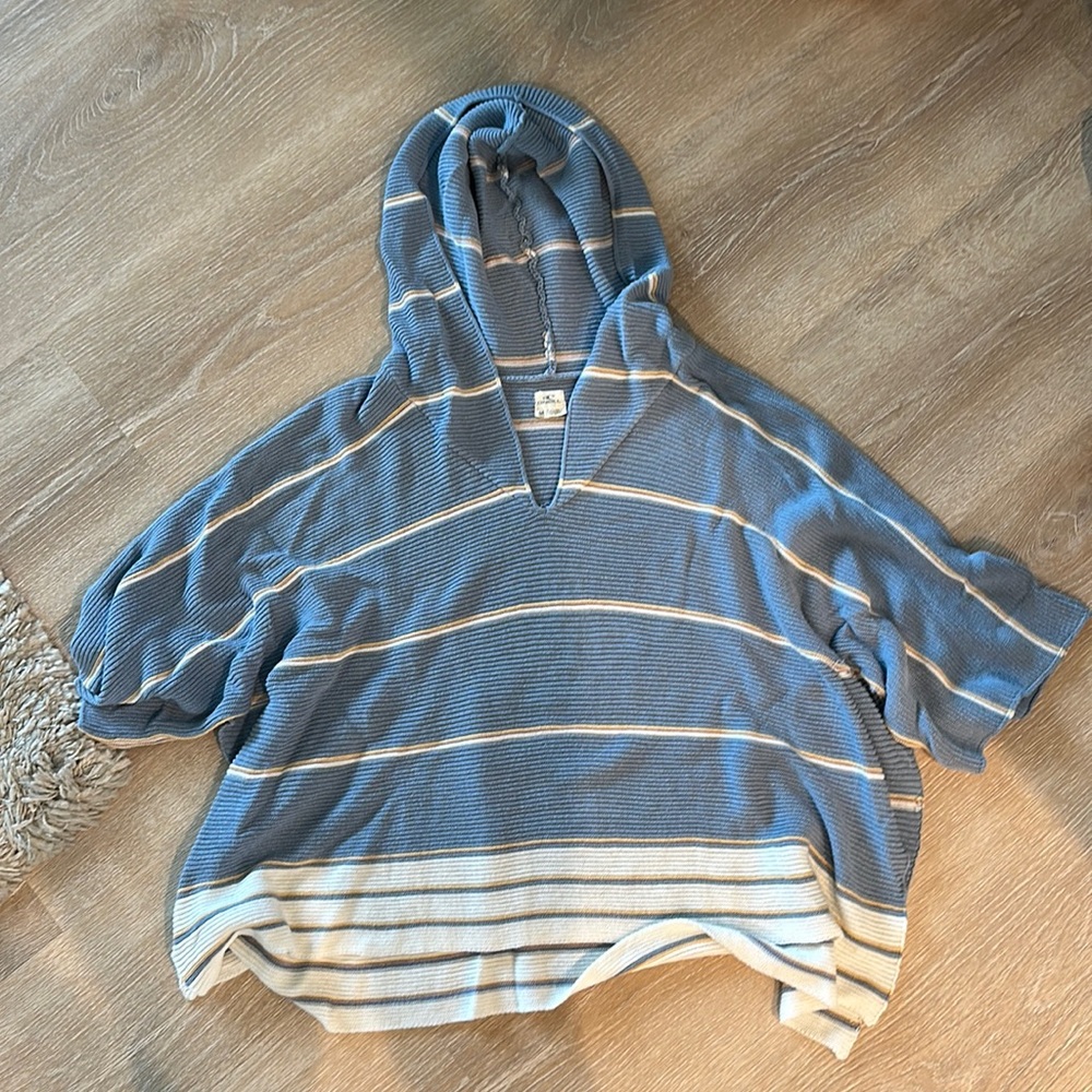 O’Neill sweater poncho with hood size M